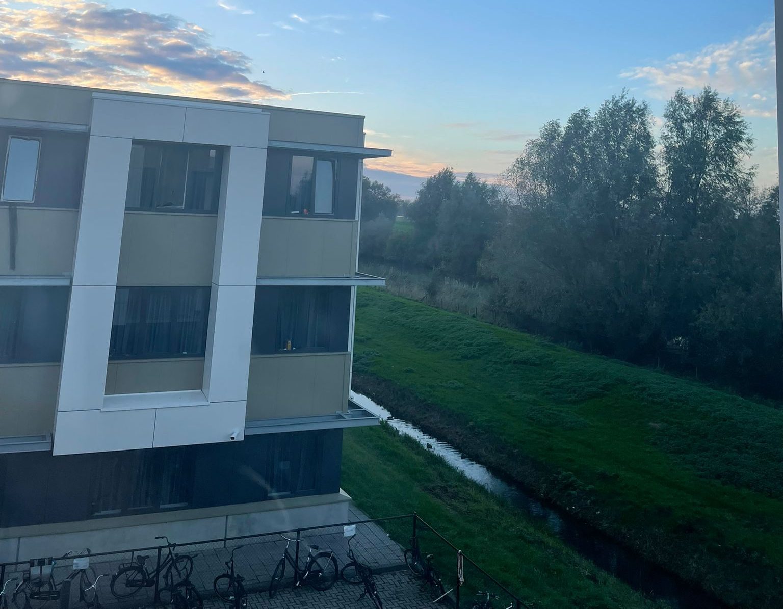 Vista parcial de un edificio de alojamiento para trabajadores en Waalwijk, Países Bajos