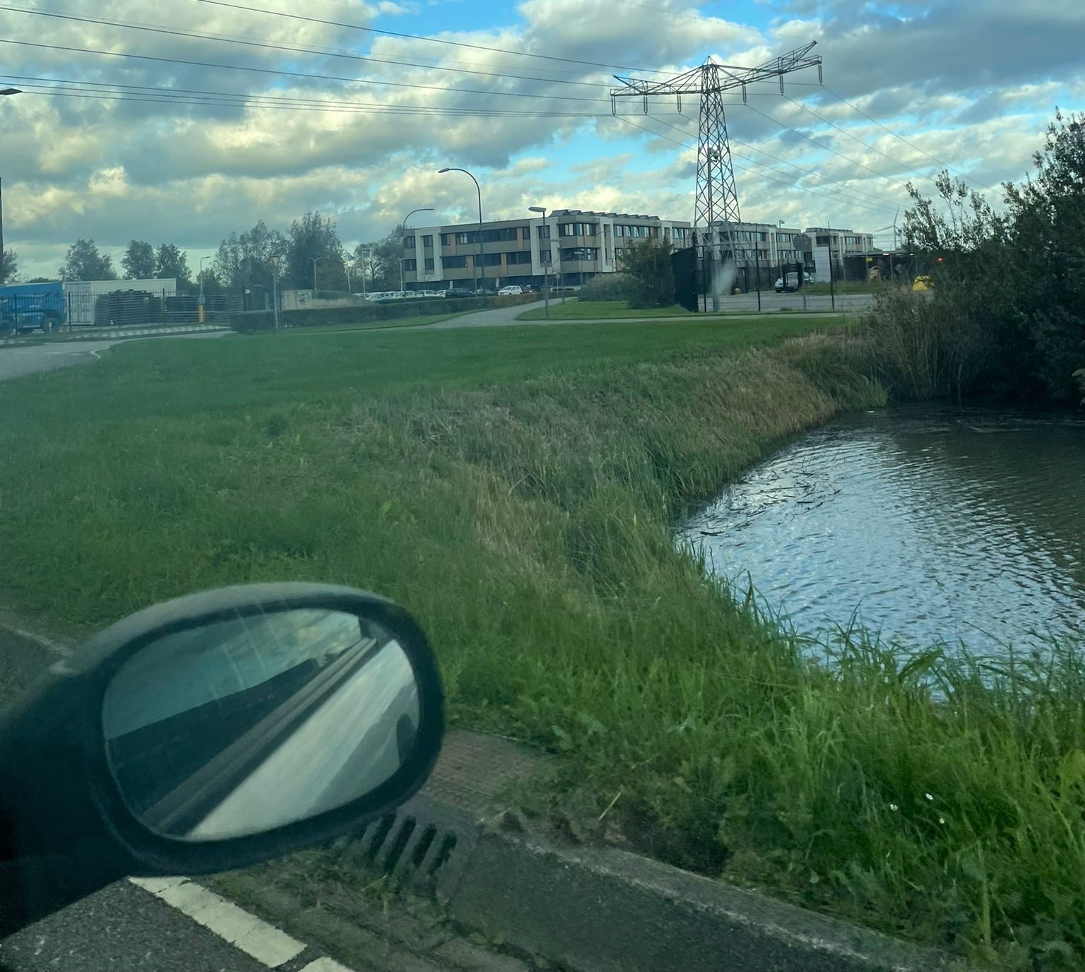 Vista desde un coche de un alojamiento para trabajadores en Waalwijk, Países Bajos